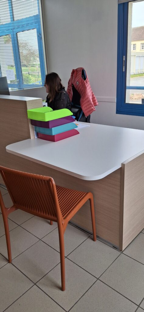 Photo du secrétariat - Bureau avec la secrétaire assise
